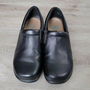 YUU Womens Clogs Bethanee. Black Slip On.